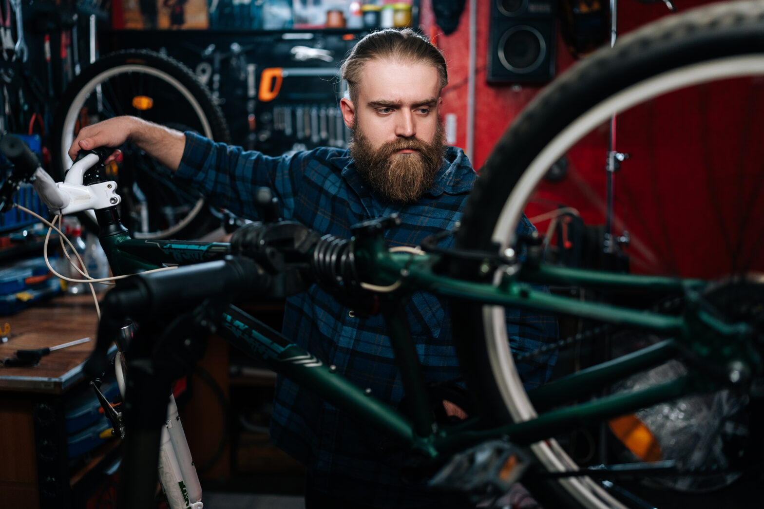 Fahrradgutachter schaut sich Fahrrad an.