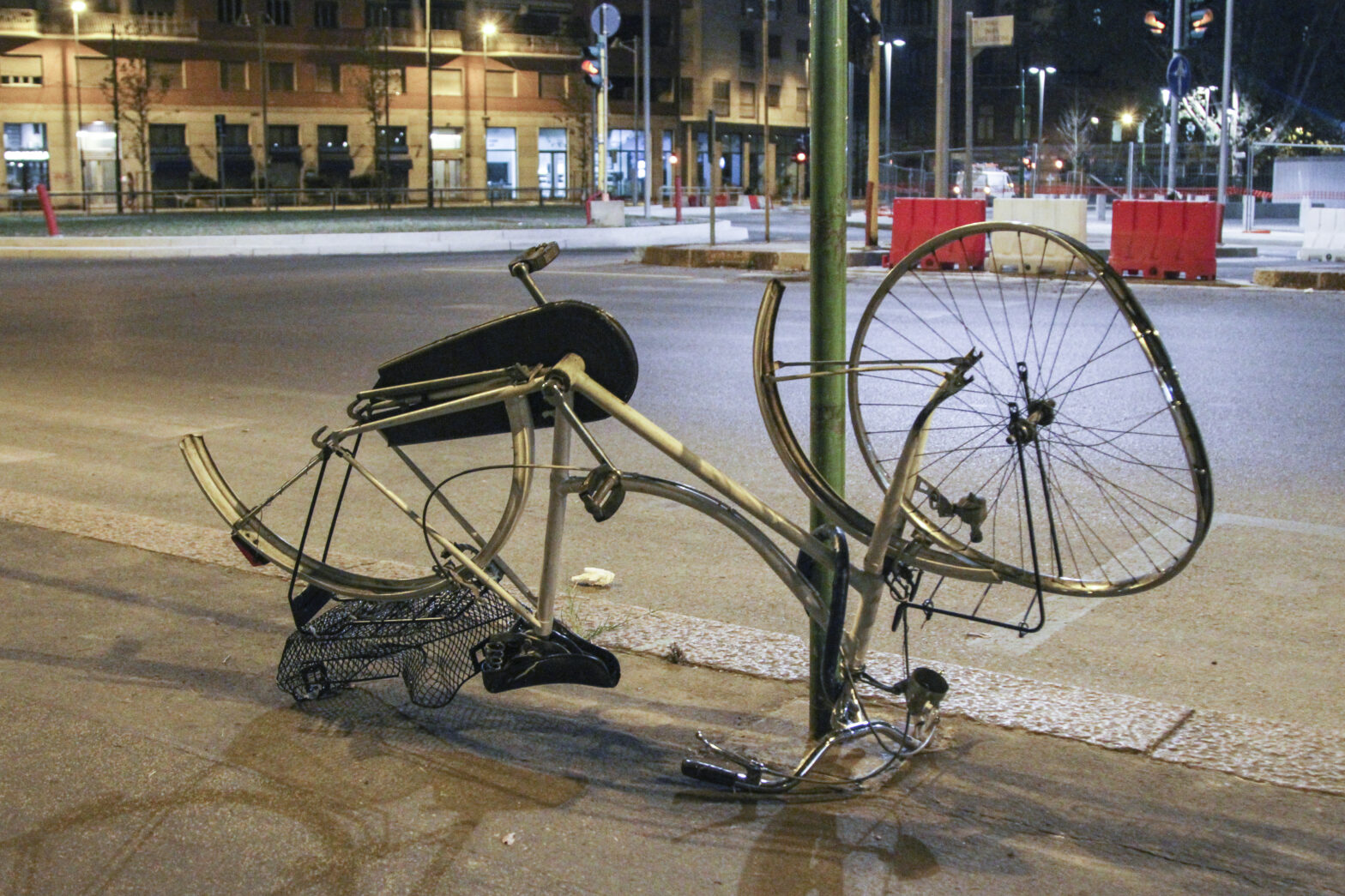 Zerstörtes Fahrrad auf der Straße
